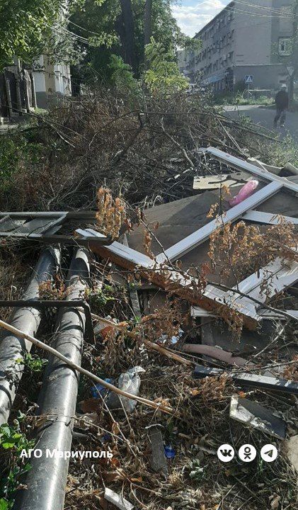 «Коммунальник» расчистил от мусора открытые территории в Жовтневом районе Мариуполя «Коммунальник» расчистил от мусора открытые территории в Жовтневом районе Мариуполя