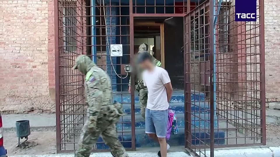 ФСБ опубликовала кадры с задержанным уроженцем Африки