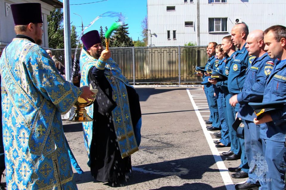 Символ веры и мужества. В Мариуполе священнослужители провели молебен, посвященный Дню памяти иконы Божьей Матери "Неопалимая Купина" Символ веры и мужества. В Мариуполе священнослужители провели молебен, посвященный Дню памяти иконы Божьей Матери "Неопалимая Купина"
