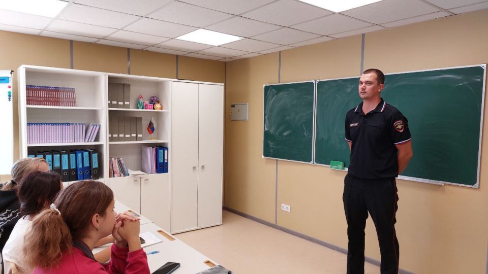 Полицейские проводят профилактические мероприятия с несовершеннолетними Полицейские проводят профилактические мероприятия с несовершеннолетними