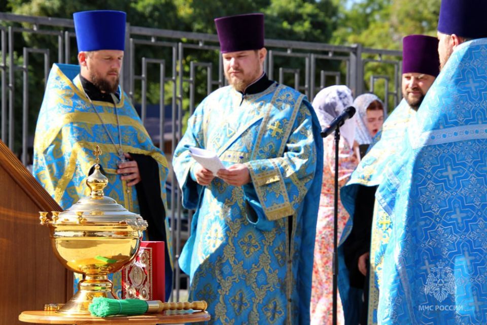 Символ веры и мужества. В Мариуполе священнослужители провели молебен, посвященный Дню памяти иконы Божьей Матери "Неопалимая Купина" Символ веры и мужества. В Мариуполе священнослужители провели молебен, посвященный Дню памяти иконы Божьей Матери "Неопалимая Купина"