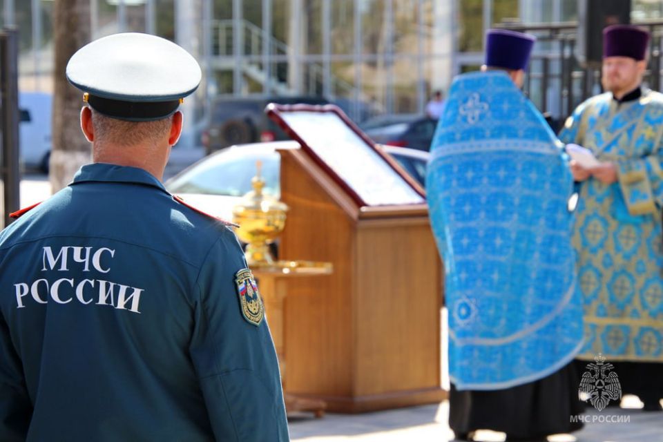 Символ веры и мужества. В Мариуполе священнослужители провели молебен, посвященный Дню памяти иконы Божьей Матери "Неопалимая Купина" Символ веры и мужества. В Мариуполе священнослужители провели молебен, посвященный Дню памяти иконы Божьей Матери "Неопалимая Купина"