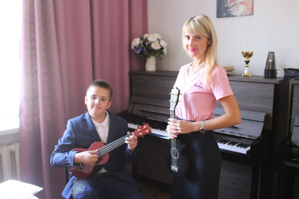 Укулеле, мандолина, бузуки - где в Мариуполе научиться играть на редких музыкальных инструментах?