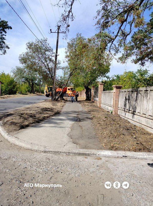 Мариупольские коммунальщики провели уборку еще двух ритуальных мест Мариупольские коммунальщики провели уборку еще двух ритуальных мест