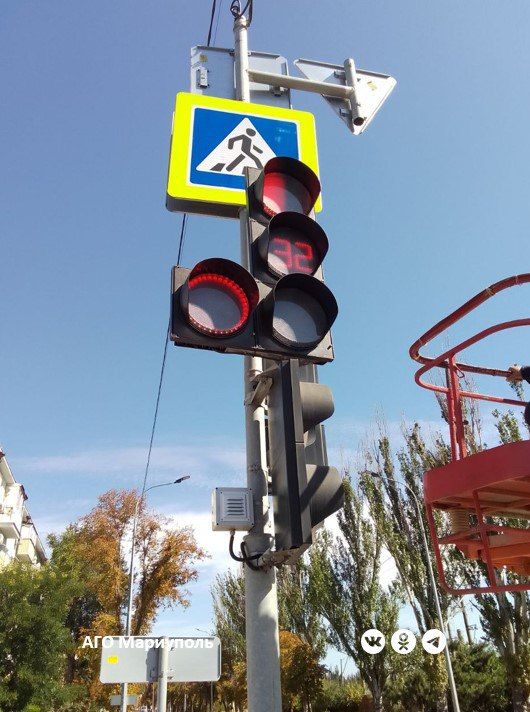 Мариупольские дорожники оперативно отремонтировали неисправный светофор в Приморском районе
