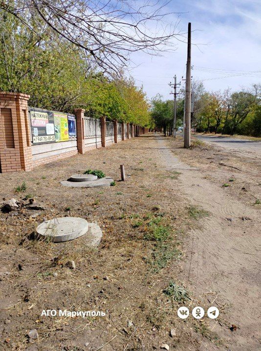 Мариупольские коммунальщики провели уборку еще двух ритуальных мест Мариупольские коммунальщики провели уборку еще двух ритуальных мест