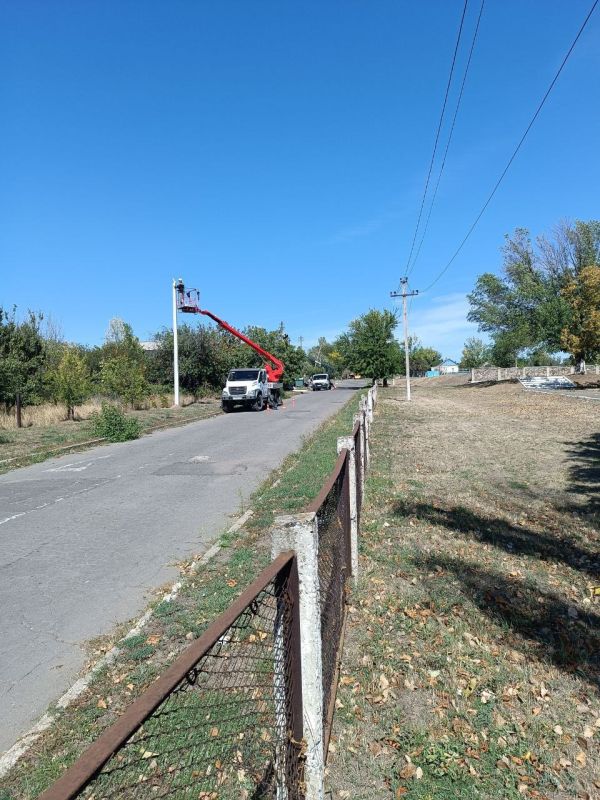 Сотрудники МУП «Мариупольгорсвет» провели работы по установке наружного освещения на дороге, ведущей к детскому саду по ул. Гранитная Сотрудники МУП «Мариупольгорсвет» провели работы по установке наружного освещения на дороге, ведущей к детскому саду по ул. Гранитная