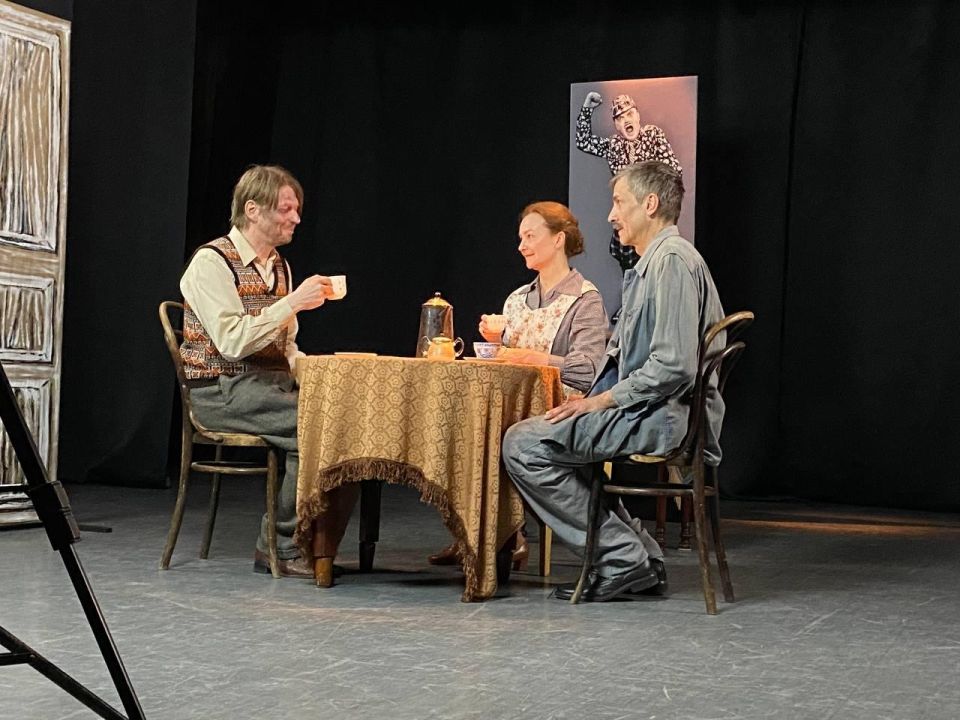 20 и 21 сентября в Мариупольском драмтеатре — премьера «Предупреждения» по Брехту