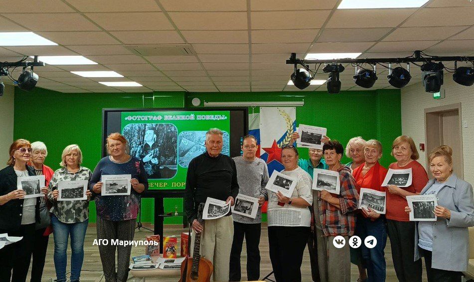 Пожилых мариупольцев познакомили с биографией известного фотожурналиста Евгения Халдея Пожилых мариупольцев познакомили с биографией известного фотожурналиста Евгения Халдея