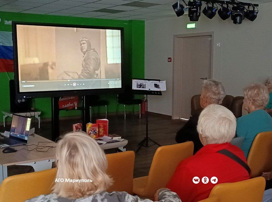 Пожилых мариупольцев познакомили с биографией известного фотожурналиста Евгения Халдея Пожилых мариупольцев познакомили с биографией известного фотожурналиста Евгения Халдея