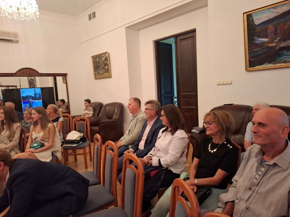 19 сентября с.г. в Генеральном консульстве России в Дебрецене состоялась встреча сотрудников российского загранучреждения и членов «Русско-венгерского общества Дебрецена» с мэрами и представителями муниципальных образования... 19 сентября с.г. в Генеральном консульстве России в Дебрецене состоялась встреча сотрудников российского загранучреждения и членов «Русско-венгерского общества Дебрецена» с мэрами и представителями муниципальных образования...