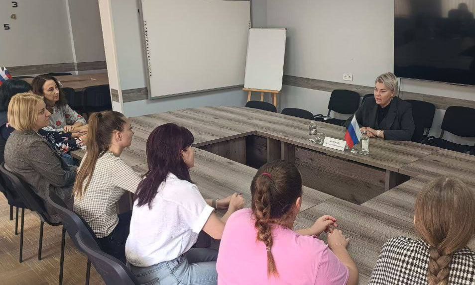 Продолжаю встречаться с жителями разных районов Мариуполя, налаживая диалог между населением и городским медицинским сообществом Продолжаю встречаться с жителями разных районов Мариуполя, налаживая диалог между населением и городским медицинским сообществом