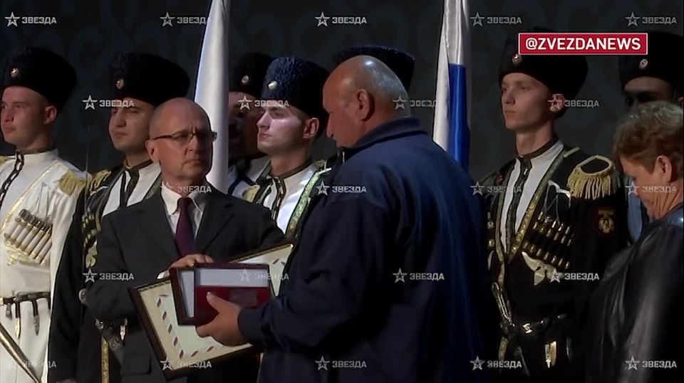 Кириенко передал "Золотую звезду" Героя России отцу Радислава Хугаева, погибшего в боях за Мариуполь