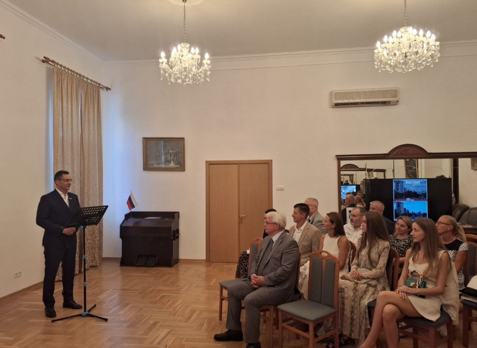 19 сентября с.г. в Генеральном консульстве России в Дебрецене состоялась встреча сотрудников российского загранучреждения и членов «Русско-венгерского общества Дебрецена» с мэрами и представителями муниципальных образования... 19 сентября с.г. в Генеральном консульстве России в Дебрецене состоялась встреча сотрудников российского загранучреждения и членов «Русско-венгерского общества Дебрецена» с мэрами и представителями муниципальных образования...