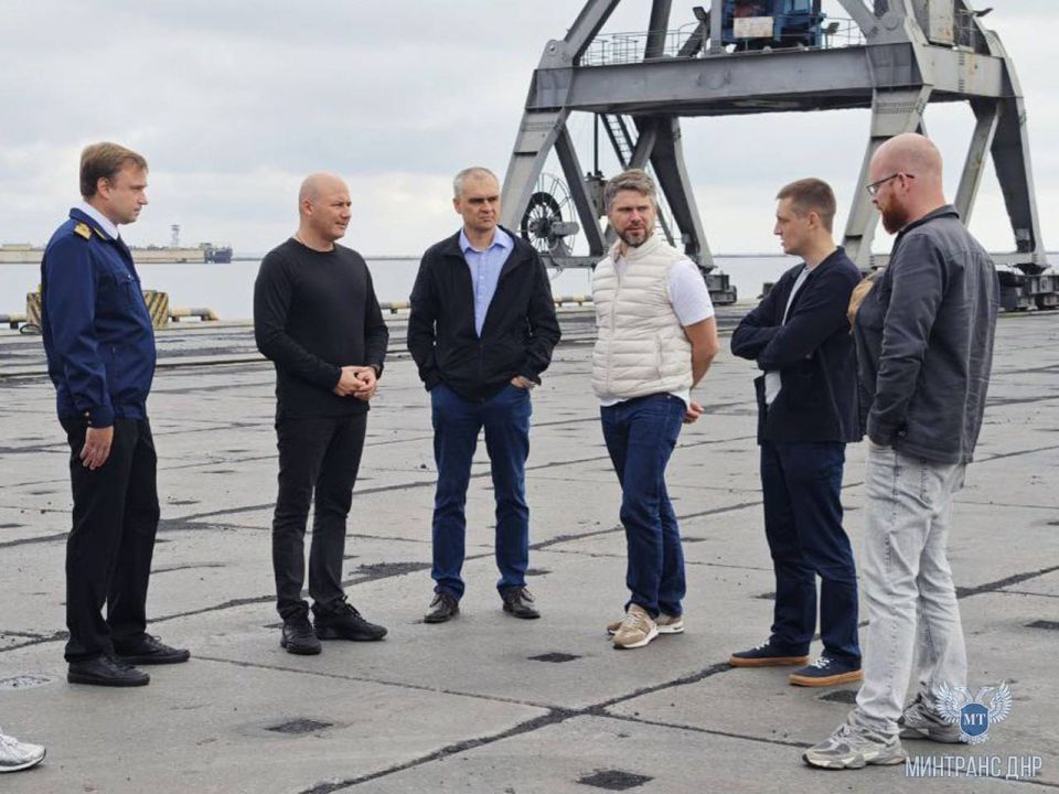 Александр Бондаренко: В ходе рабочей поездки в Мариупольский морской порт обсудили с коллегами из Минтранса и Минстроя России перспективы развития предприятия