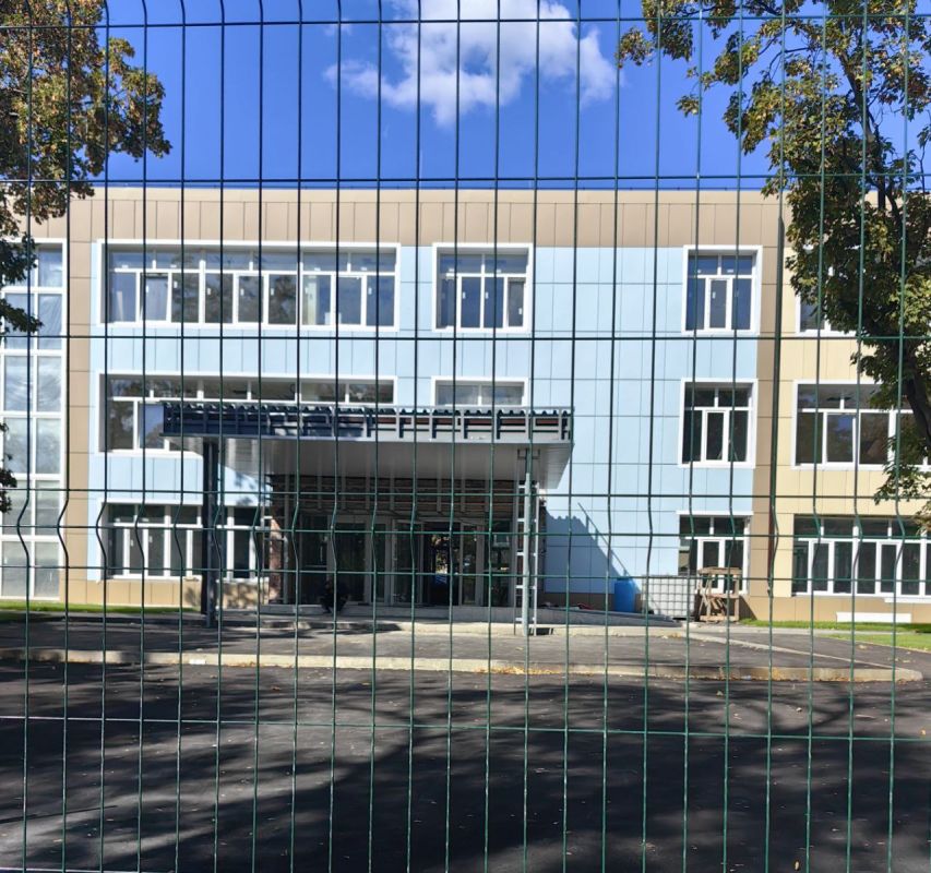 Работа по восстановлению школ города продолжается