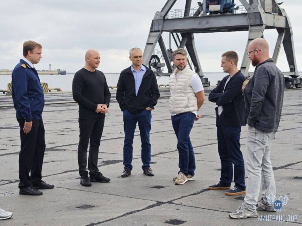 В ходе рабочей поездки в Мариупольский морской порт министр транспорта ДНР Александр Бондаренко обсудил с коллегами из Минтранса РФ и Минстроя РФ перспективы развития предприятия