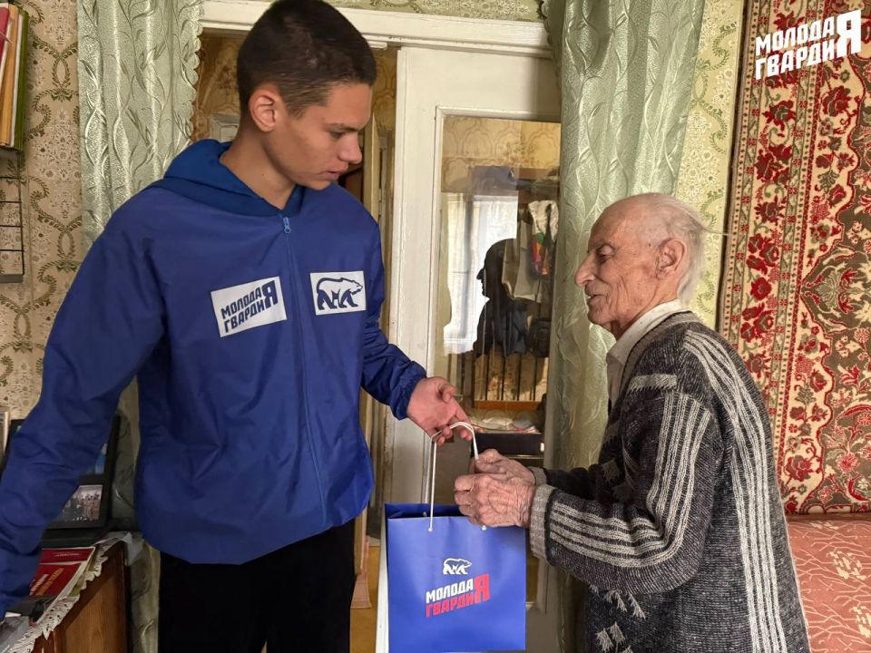 Команда "Молодой Гвардии" вновь встретилась с ветераном Великой Отечественной войны — Волошиным Степаном Васильевичем