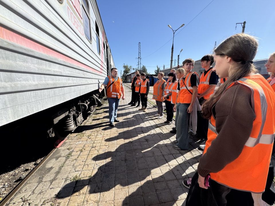 Мариупольский центр занятости организовал студентам профтур на железную дорогу Мариупольский центр занятости организовал студентам профтур на железную дорогу