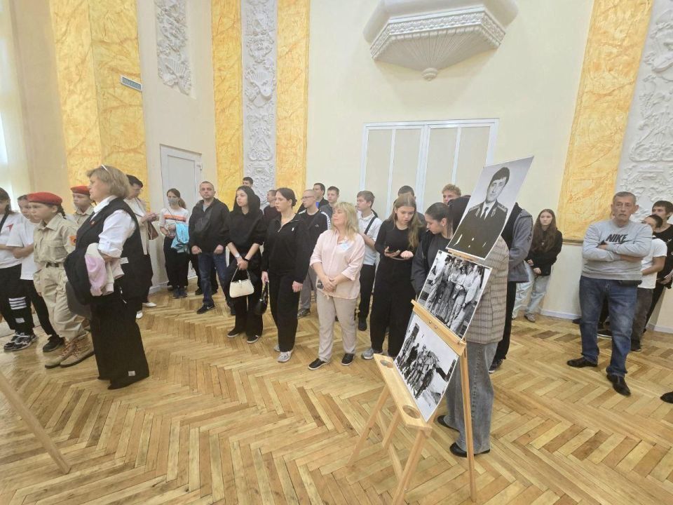 В Шахтерске состоялось открытие фотовыставки «Боевой путь от Кабула до освобождения Мариуполя» В Шахтерске состоялось открытие фотовыставки «Боевой путь от Кабула до освобождения Мариуполя»