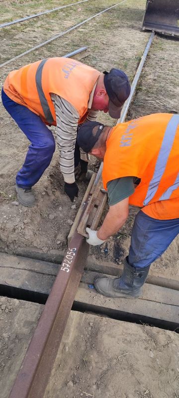 Мариупольтранс: Сотрудники службы по обслуживанию и ремонту пути МУП «МАРИУПОЛЬТРАНС» выполнили ремонт 47 м одиночного пути с частичной заменой шпал, рельсов и восстановлением стрелочных... Мариупольтранс: Сотрудники службы по обслуживанию и ремонту пути МУП «МАРИУПОЛЬТРАНС» выполнили ремонт 47 м одиночного пути с частичной заменой шпал, рельсов и восстановлением стрелочных...