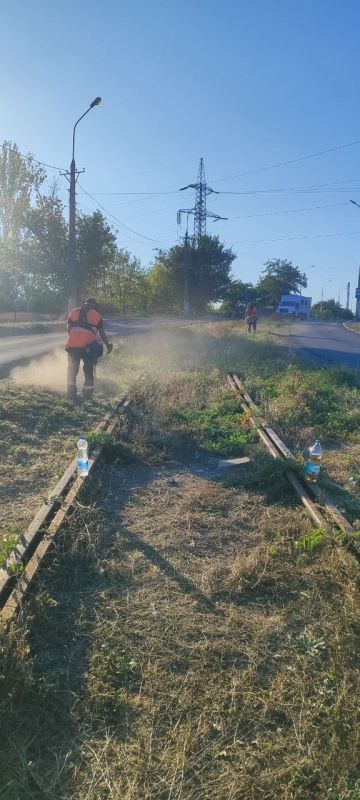 Мариупольтранс: Сотрудники службы по обслуживанию и ремонту пути МУП «МАРИУПОЛЬТРАНС» выполнили ремонт 47 м одиночного пути с частичной заменой шпал, рельсов и восстановлением стрелочных... Мариупольтранс: Сотрудники службы по обслуживанию и ремонту пути МУП «МАРИУПОЛЬТРАНС» выполнили ремонт 47 м одиночного пути с частичной заменой шпал, рельсов и восстановлением стрелочных...