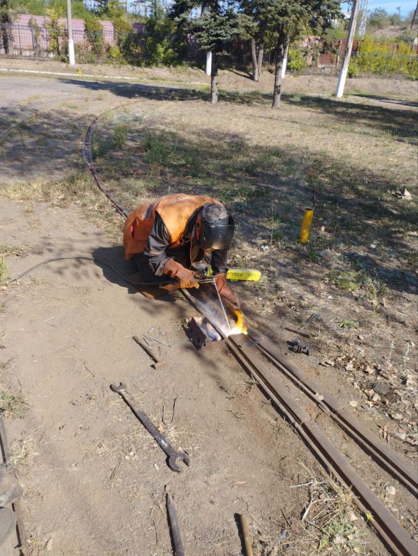 Мариупольтранс: Сотрудники службы по обслуживанию и ремонту пути МУП «МАРИУПОЛЬТРАНС» выполнили ремонт 47 м одиночного пути с частичной заменой шпал, рельсов и восстановлением стрелочных...