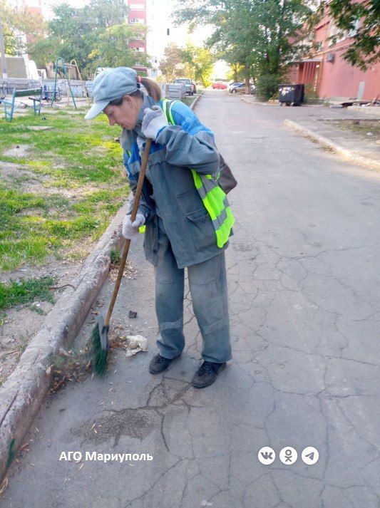 Коммунальщики провели уборку дворов в трех районах Мариуполя Коммунальщики провели уборку дворов в трех районах Мариуполя