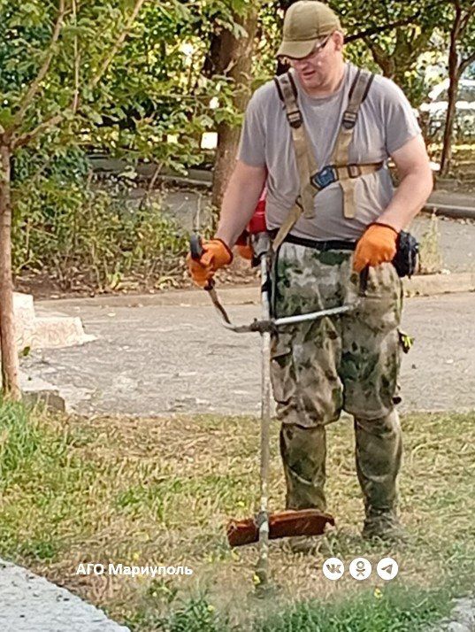 Коммунальщики провели уборку дворов в трех районах Мариуполя Коммунальщики провели уборку дворов в трех районах Мариуполя