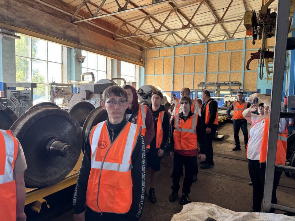 Для выпускников Мариупольского металлургического профильного техникума был организован профессиональный тур на железную дорогу Для выпускников Мариупольского металлургического профильного техникума был организован профессиональный тур на железную дорогу