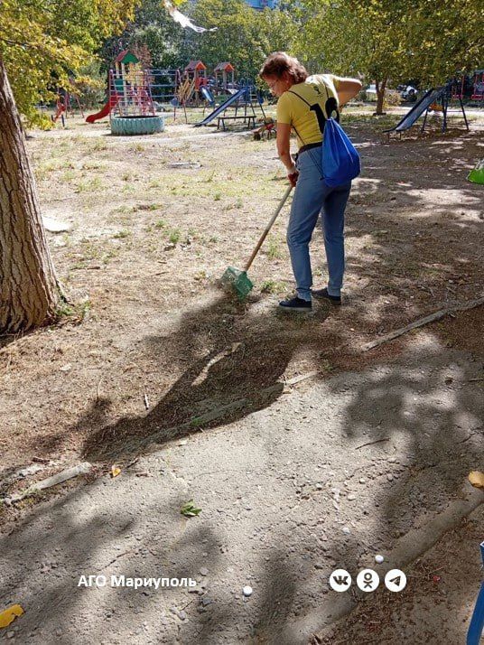 Коммунальщики провели уборку дворов в трех районах Мариуполя