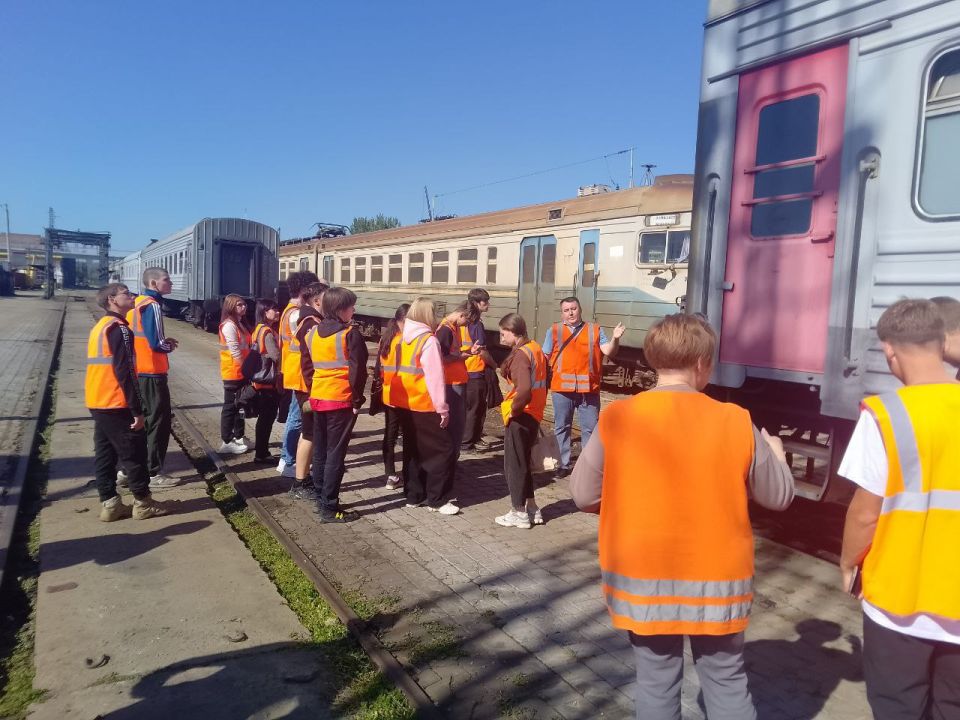Для выпускников Мариупольского металлургического профильного техникума был организован профессиональный тур на железную дорогу Для выпускников Мариупольского металлургического профильного техникума был организован профессиональный тур на железную дорогу