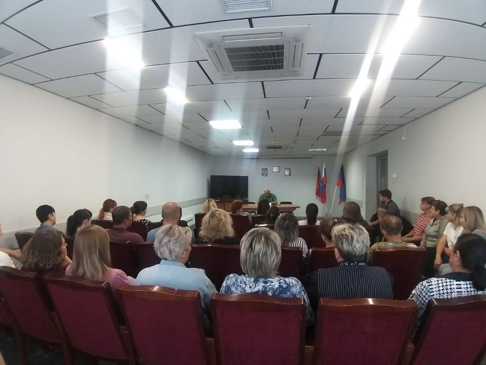 Руководитель Управы Ильичевского внутригородского района города Мариуполь Владимир Скударь провел встречу с сотрудниками Управы