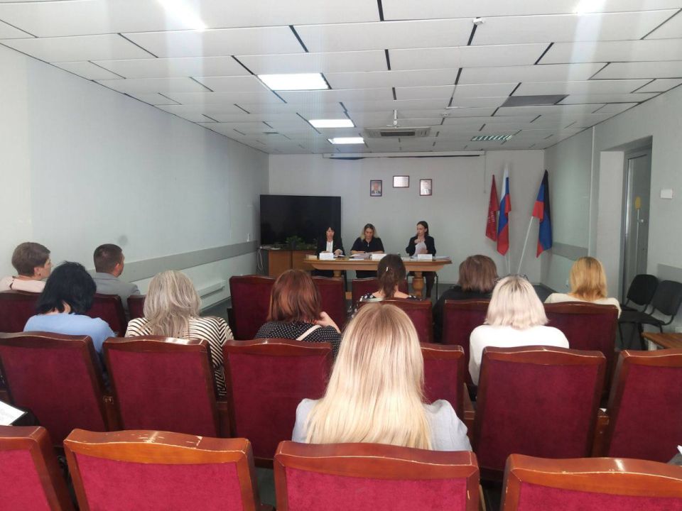 Сегодня состоялось плановое заседание комиссии по делам несовершеннолетних и защите их прав (КДНиЗП) при Управе Ильичевского внутригородского района города Мариуполь