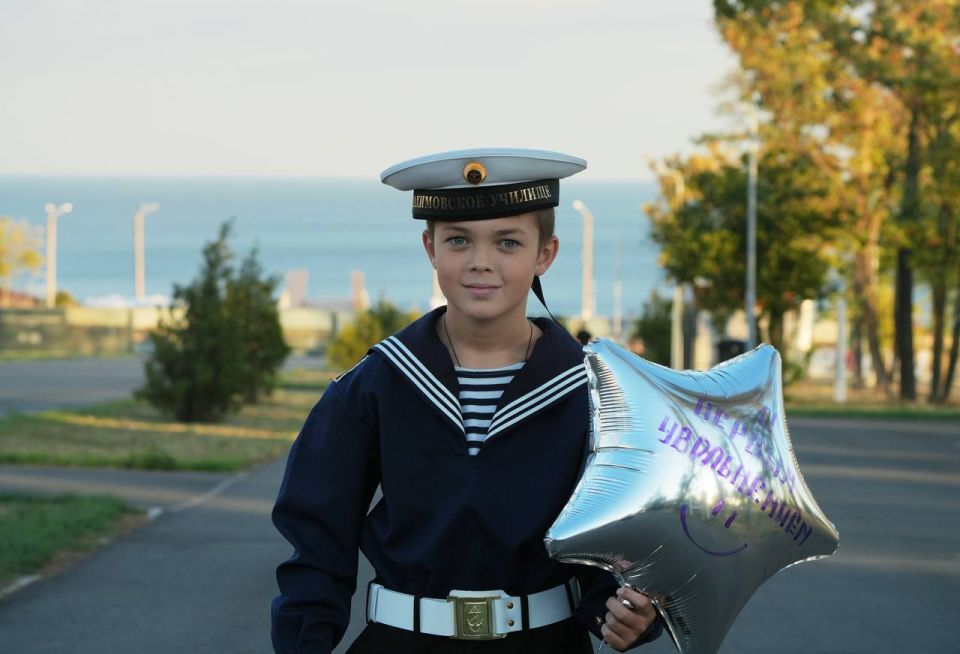 Андреевский флаг и материнские слезы: У мариупольских нахимовцев долгожданные первые увольнительные