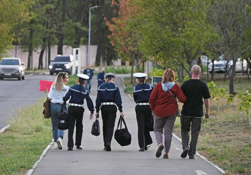 Андреевский флаг и материнские слезы: У мариупольских нахимовцев долгожданные первые увольнительные Андреевский флаг и материнские слезы: У мариупольских нахимовцев долгожданные первые увольнительные
