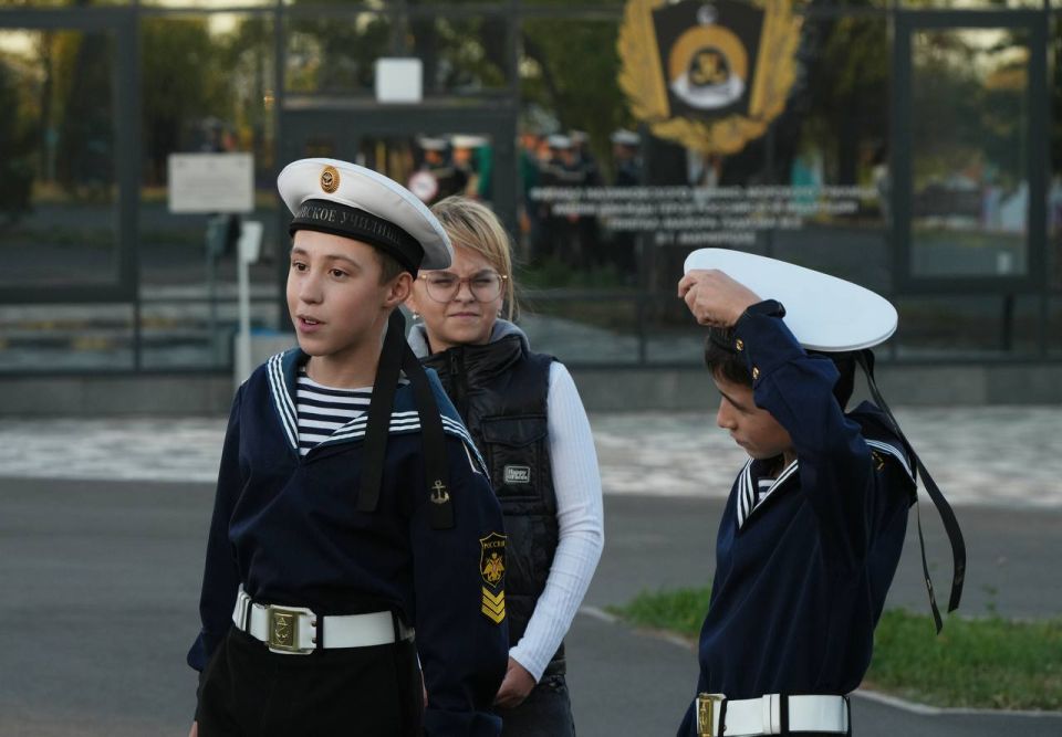 Андреевский флаг и материнские слезы: У мариупольских нахимовцев долгожданные первые увольнительные Андреевский флаг и материнские слезы: У мариупольских нахимовцев долгожданные первые увольнительные