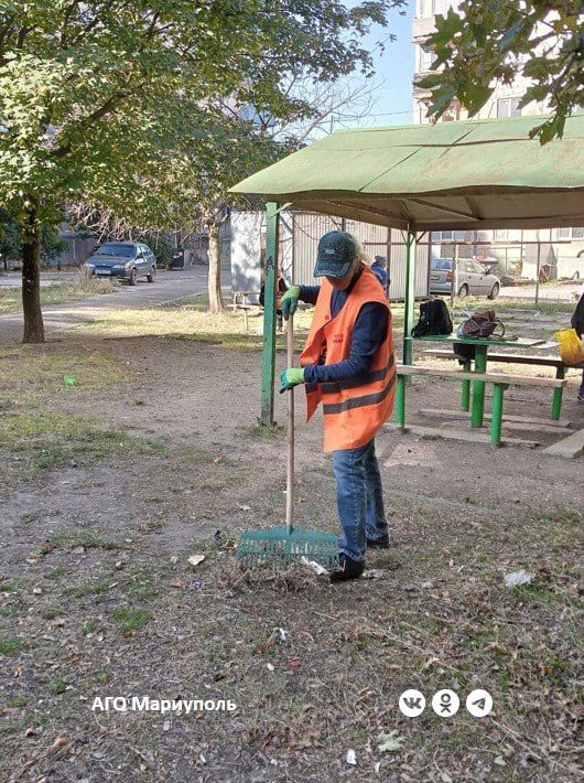 Коммунальщики благоустроили придомовые территории в нескольких районах Мариуполя Коммунальщики благоустроили придомовые территории в нескольких районах Мариуполя