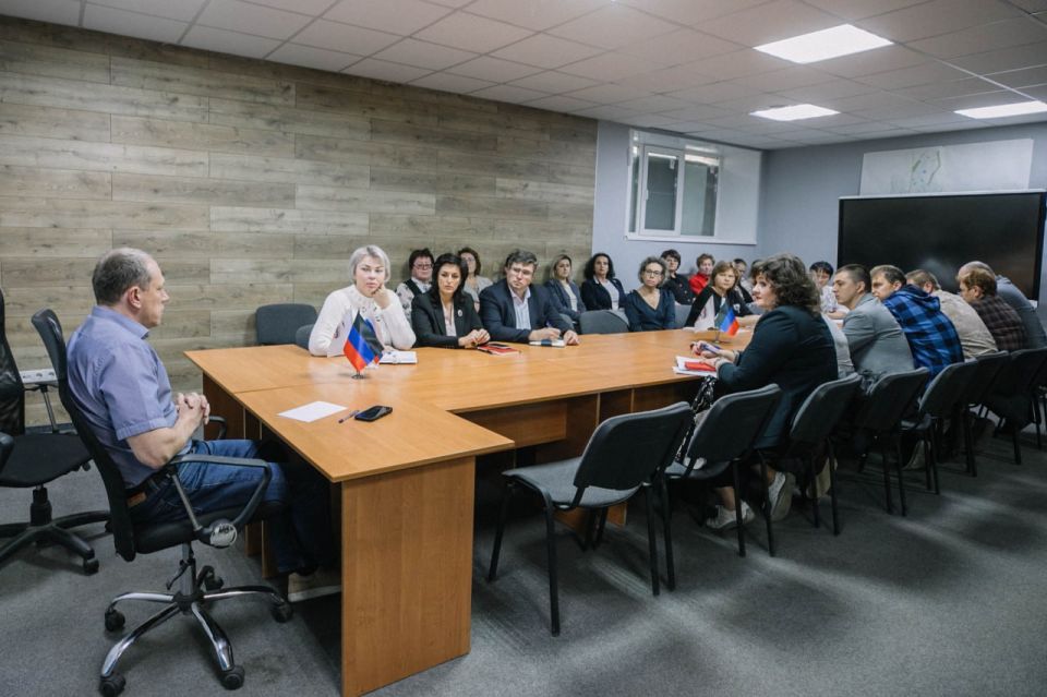 Антон Кольцов: На встрече с общественными активистами и руководителями первичных отделений Единой России обозначили ряд вопросов, по которым усилим информационную работу с населением