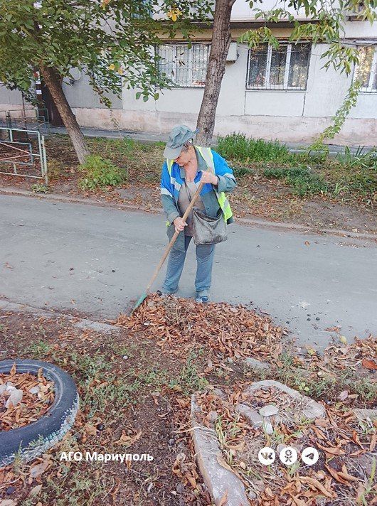 Коммунальщики благоустроили придомовые территории в нескольких районах Мариуполя Коммунальщики благоустроили придомовые территории в нескольких районах Мариуполя