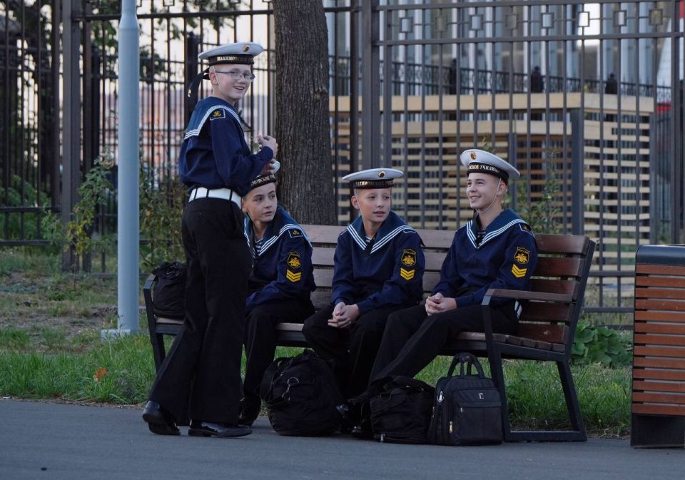 Андреевский флаг и материнские слезы: У мариупольских нахимовцев долгожданные первые увольнительные Андреевский флаг и материнские слезы: У мариупольских нахимовцев долгожданные первые увольнительные