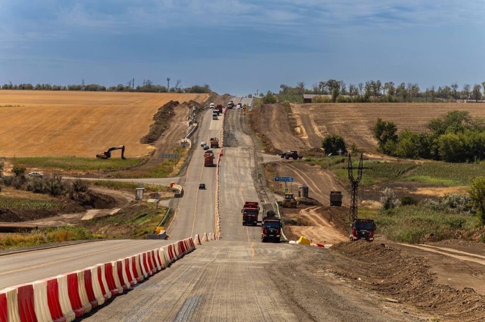 Над трассой "Новороссия" продолжают работать