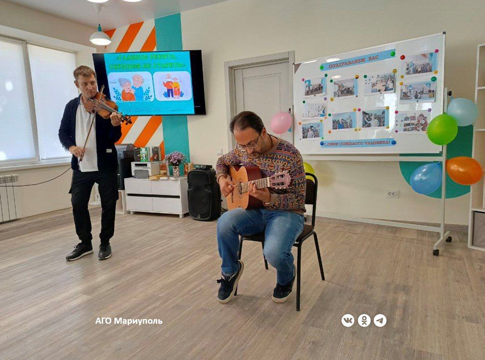 Пожилым мариупольцам организовали праздничный концерт Пожилым мариупольцам организовали праздничный концерт