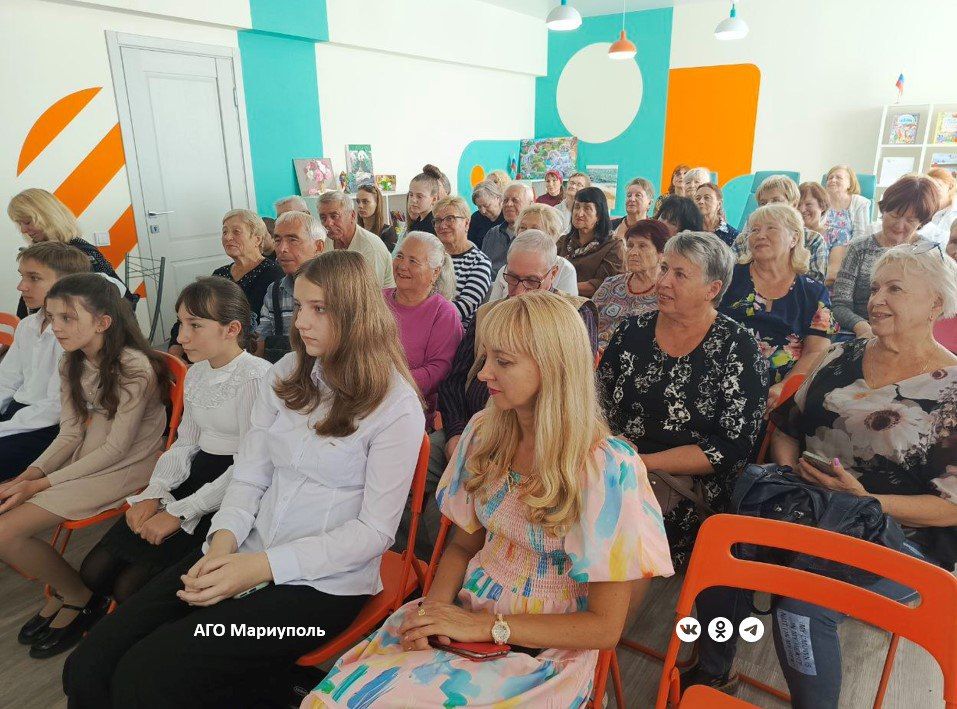 Пожилым мариупольцам организовали праздничный концерт Пожилым мариупольцам организовали праздничный концерт