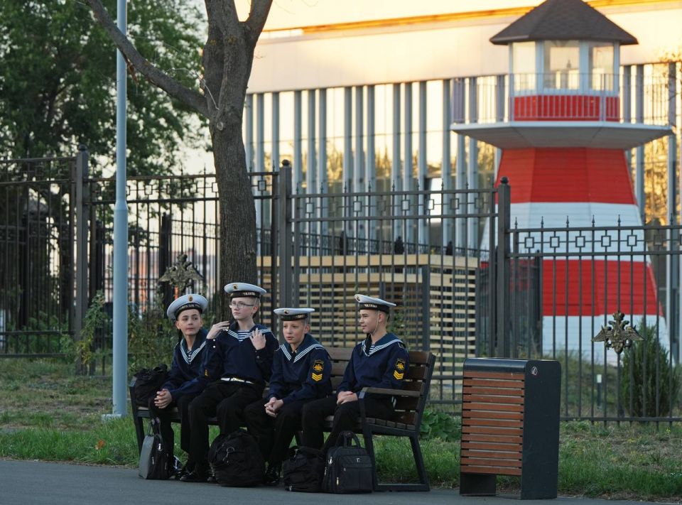 Андреевский флаг и материнские слезы: У мариупольских нахимовцев долгожданные первые увольнительные Андреевский флаг и материнские слезы: У мариупольских нахимовцев долгожданные первые увольнительные