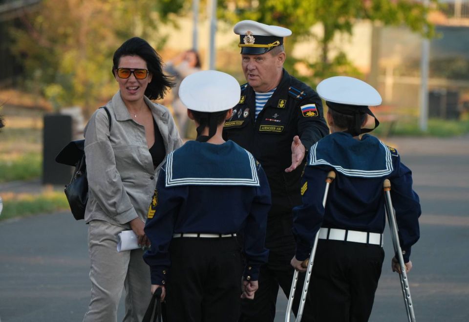 Андреевский флаг и материнские слезы: У мариупольских нахимовцев долгожданные первые увольнительные Андреевский флаг и материнские слезы: У мариупольских нахимовцев долгожданные первые увольнительные
