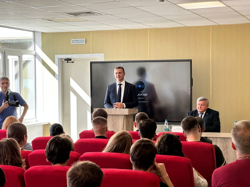 Владимир Ежиков: Новые возможности для блогеров-просветителей: РВИО открывает студию Rutube в Мариуполе Владимир Ежиков: Новые возможности для блогеров-просветителей: РВИО открывает студию Rutube в Мариуполе