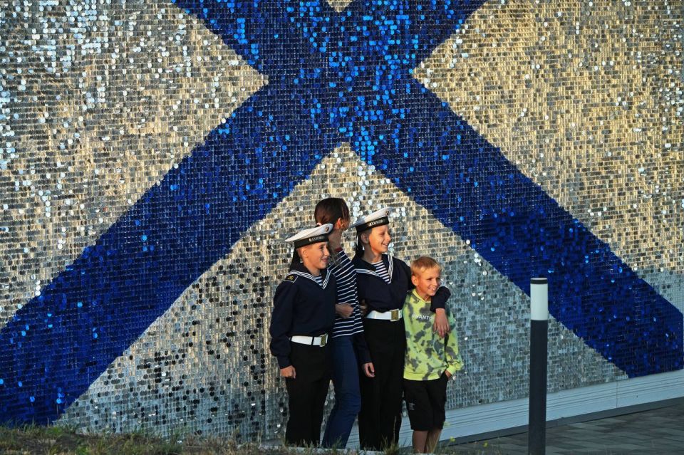 Андреевский флаг и материнские слезы: У мариупольских нахимовцев долгожданные первые увольнительные Андреевский флаг и материнские слезы: У мариупольских нахимовцев долгожданные первые увольнительные