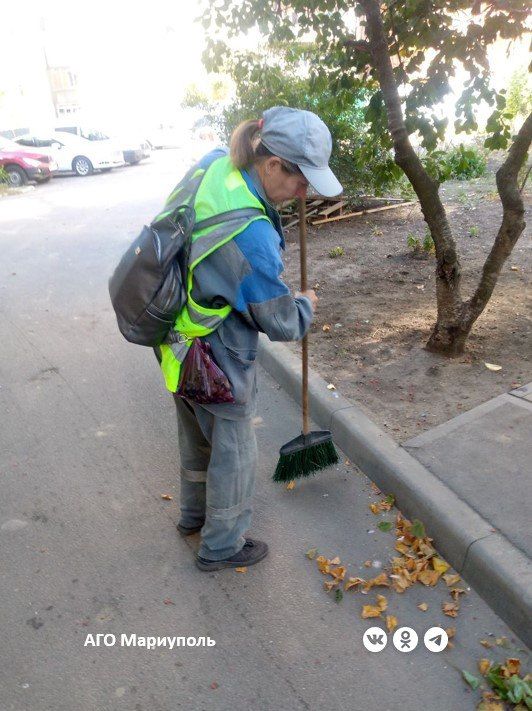 Коммунальщики благоустроили придомовые территории в нескольких районах Мариуполя