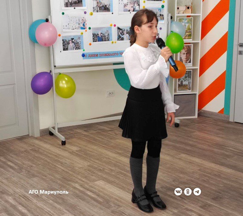 Пожилым мариупольцам организовали праздничный концерт Пожилым мариупольцам организовали праздничный концерт